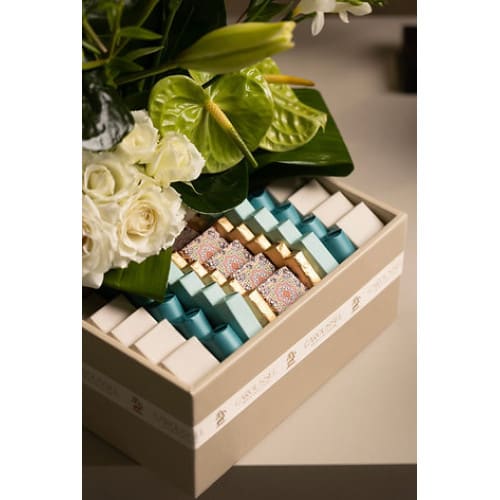 Composition divine : Chocolats & Fleurs Fraiches Composition divine : Chocolats & Fleurs Fraiches